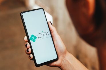 Veja como funciona novo golpe do Pix, que redireciona transferências para conta de bandidos _ Tecnologia _ PEGN